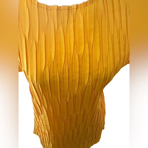 Womens Orare vintage gold pleated top with cap sleeves. EUC Size Medium - Picture 2 of 7